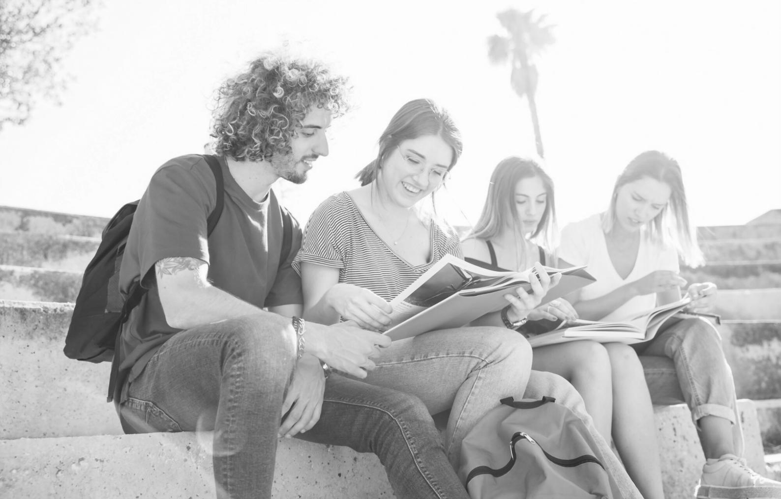 Teilnehmer bei der Arbeit an Finanzstrategien